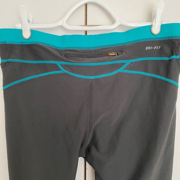 💥3/$25💥 NIKE Dri-Fit Workout Gray Capris Leggings Size M - Picture 7 of 9